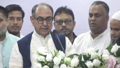 দোয়া মাহফিলে প্রধান অতিথির বক্তব্য রাখছেন বিএনপির স্থায়ী কমিটির সদস্য মির্জা আব্বাস/বাংলা ট্রিবিউন
