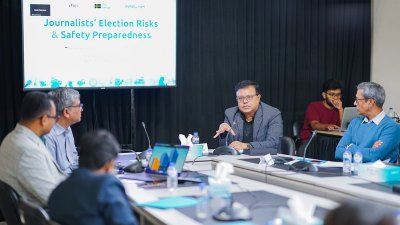গোলটেবিল বৈঠকে গণমাধ্যমের সম্পাদক ও জ্যেষ্ঠ সাংবাদিকদের উপস্থিতিতে গবেষণার মূল ফলাফল উপস্থাপন করা হয়