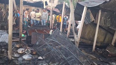আগুনে পুড়ে যাওয়া ঘর