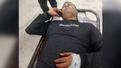 আহত বাবর আলীকে বগুড়ার শজিমেক হাসপাতালে ভর্তি করা হয়