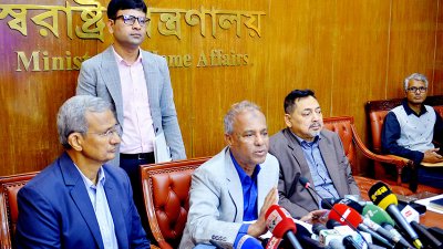 কথা বলছেন স্বরাষ্ট্র উপদেষ্টা লেফটেন্যান্ট জেনারেল (অব.) জাহাঙ্গীর আলম চৌধুরী।