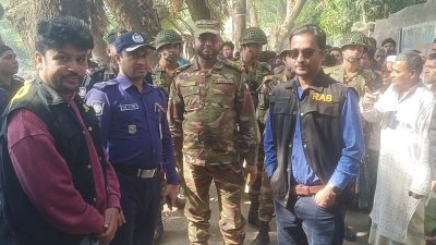 ঘটনাস্থলে সেনা ও আইনশৃঙ্খলা বাহিনীর সদস্যরা