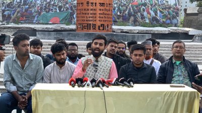 সংবাদ সম্মেলনে লিখিত বক্তব্য পাঠ করেন রাজশাহী জেলা এনসিপির সাংগঠনিক সম্পাদক নাহিদুল ইসলাম সাজু