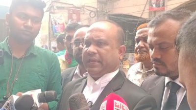 সাংবাদিকদের সঙ্গে কথা বলছেন  প্রসিকিউটর অ্যাডভোকেট শামছুদ্দোহা সুমন