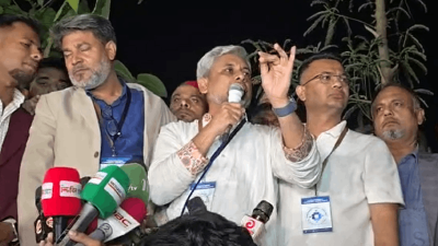 বিটিআরসি ভবনের সামনে আন্দোলরত মোবাইল ব্যবসায়ীরা