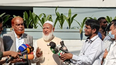 বৈঠক শেষে সাংবাদিকদের কথা বলছেন জামায়াতের আমির ডা. শফিকুর রহমান
