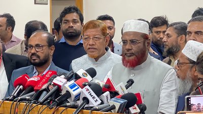 ইসির সঙ্গে বৈঠকের পর সাংবাদিকদের সঙ্গে কথা বলছেন  মিয়া গোলাম পরওয়ার