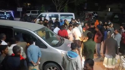 আহতদের পাবনা জেনারেল হাসপাতালে ভর্তি করা হয়েছে