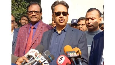 সাংবাদিকদের সঙ্গে কথা বলছেন প্রধান উপদেষ্টার সড়ক ও রেল বিষয়ক বিশেষ সহকারী শেখ মঈনুদ্দিন