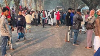 ঘটনাস্থলে স্থানীয় মানুষদের ভিড়