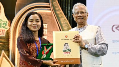 ঋতুপর্ণাকে পদক তুলে দিচ্ছেন প্রধান উপদেষ্টা অধ্যাপক মুহাম্মদ ইউনূস।