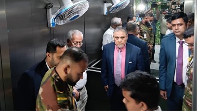 দুপুর সোয়া ১টার দিকে রাজধানীর আগারগাঁওয়ের নির্বাচন ভবন থেকে রওনা হন সিইসি