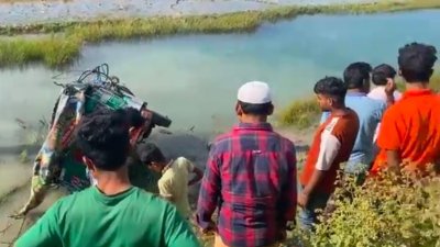 গভীর খাদে পড়ে যাওয়া অটোরিকশা