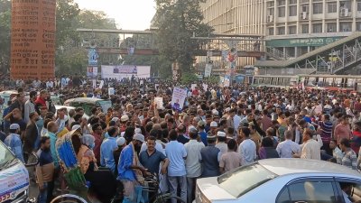 অবরোধের কারণে শাহবাগে যান চলাচল বন্ধ (ছবি: রাকিবুল ইসলাম)