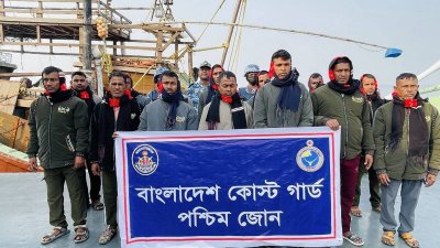 আটক ভারতীয় জেলেদের হস্তান্তর করে কোস্ট গার্ড