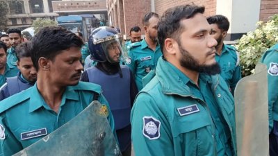 কড়া পুলিশি প্রহরায় আসামিদের আদালতে হাজির করা হয়
