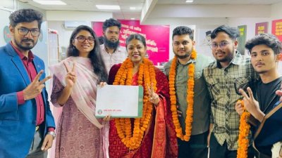 ১৩ নভেম্বর মনোনয়ন কেনার পর দলের নেতাদের সঙ্গে নুসরাত তাবাসুম (ফাইল ছবি)