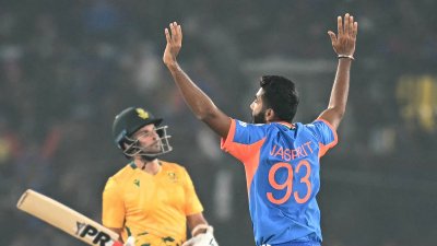 উইকেট উদযাপনে বুমরা।
