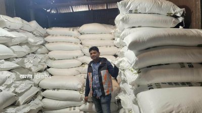 রাজবাড়ীর গোয়ালন্দে কৃষকের চাহিদা কম থাকায় ডিলারদের গুদামে দীর্ঘদিন পড়ে থেকে নষ্ট হয়ে যাচ্ছে ইউরিয়া সার
