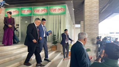 নির্বাচন ভবন থেকে রওনা করেন সিইসি