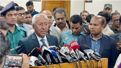 সাংবাদিকদের সঙ্গে কথা বলছেন নির্বাচন কমিশনের সিনিয়র সচিব আখতার আহমেদ