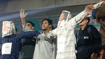 ইলিয়াস হোসেন ও পিনাকী ভট্টাচার্যের কুশপুত্তলিকা দাহ করা হচ্ছে