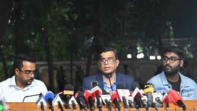 সংবাদ সম্মেলনে বক্তব্য রাখছেন প্রধান উপদেষ্টার প্রেস সচিব শফিকুল আলম