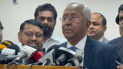সাংবাদিকদের সঙ্গে কথা বলছেন নির্বাচন কমিশন সচিবালয়ের সিনিয়র সচিব আখতার আহমেদ