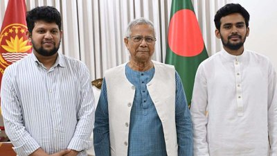 প্রধান উপদেষ্টার সঙ্গে আসিফ মাহমুদ ও মাহফুজ আলম