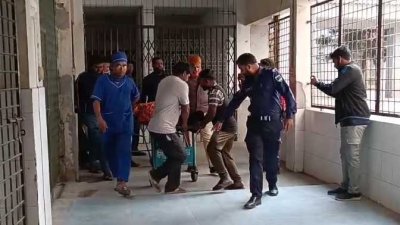 আহত পথচারীকে হাসপাতালে নেওয়া হয়েছে