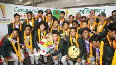দেশে ফেরার পর দলকে ফুলেল সংবর্ধনা দেওয়া হয়েছে।