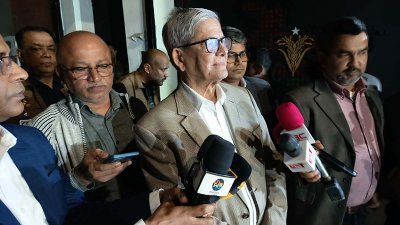 সাংবাদিকদের সঙ্গে কথা বলছেন মির্জা ফখরুল ইসলাম আলমগীর