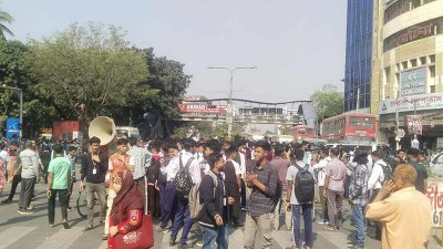 ফার্মগেট অবরোধ করেছেন শিক্ষার্থীরা (ছবি: নাসিরুলি ইসলাম)