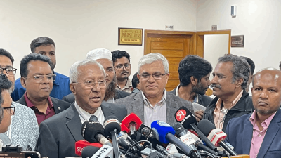 সাংবাদিকদের সঙ্গে কথা বলছেন ইসি সচিব