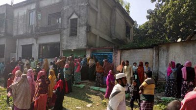 ঘটনাস্থলে স্থানীয় মানুষদের ভিড়