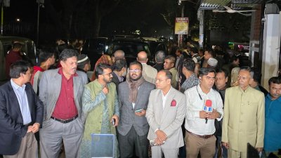 বিএনপির কার্যালয়ের সামনে বিভিন্ন দলের নেতারা/ বাংলা ট্রিবিউন