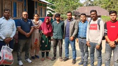বাঁ  চতুর্থ ও পঞ্চম আয়েশা ও তার স্বামী রাব্বি