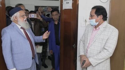 ময়মনসিংহ মেডিক্যাল কলেজ হাসপাতাল পরিদর্শনে আসা স্বাস্থ্য অধিদফতরের মহাপরিচালক (ডিজি) মো. আবু জাফরের সঙ্গে তর্কে জড়ানো চিকিৎসক ধনদেব চন্দ্র বর্মণকে আগের দায়িত্বে ফিরিয়ে আনা হয়েছে