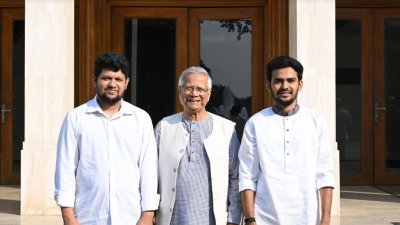 প্রধান উপদেষ্টা প্রফেসর মুহাম্মদ ইউনূসের সঙ্গে আসিফ মাহমুদ ও মাহফুজ আলম
