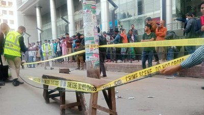 শরিফ ওসমান হাদিকে গুলি করার স্থানটি হলুদ ফিতা দিয়ে ঘিরে রেখেছে আইনশৃঙ্খলা বাহিনী