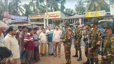 চট্টগ্রামে সেনাবাহিনীর দৈনিক টহলে সার্বিক নিরাপত্তা নিশ্চিতে জনগণের সঙ্গে মতবিনিময়ের চিত্র