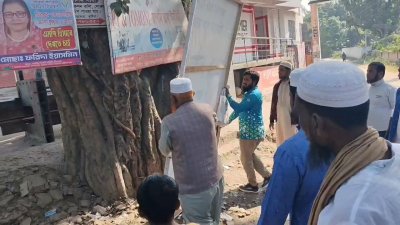 নিজের পোস্টার-ব্যানার সরাচ্ছেন জামায়াত প্রার্থী
