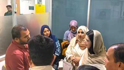 হাদি ভাই এবং বোনের সঙ্গে কথা বলছেন ডা. জুবাইদা রহমান/ বাংলা ট্রিবিউন