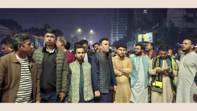 ওসমান হাদির ওপর হামলার প্রতিবাদে বিক্ষোভ করছেন গণঅধিকার পরিষদের নেতারা