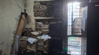 আগুনে ক্ষতিগ্রস্ত কাগজপত্র