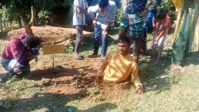 খলিল নামের যুবকে মাটিতে অর্ধেক পুঁতে রেখে শাস্তি দিলেন এলাকাবাসী