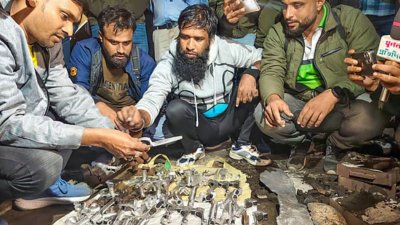 খুলনা নগরের জোড়াগেট এলাকায় অভিযান চালিয়ে অবৈধ অস্ত্র তৈরির একটি কারখানার সন্ধান পাওয়ার দাবি করেছিল পুলিশ