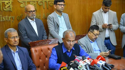 সাংবাদিকদের সঙ্গে কথা বলছেন স্বরাষ্ট্র উপদেষ্টা লেফটেন্যান্ট জেনারেল মো. জাহাঙ্গীর আলম চৌধুরী (অব. )