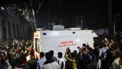 হাদিকে নিয়ে হাসপাতালে ছুটছে অ্যাম্বুলেন্স।