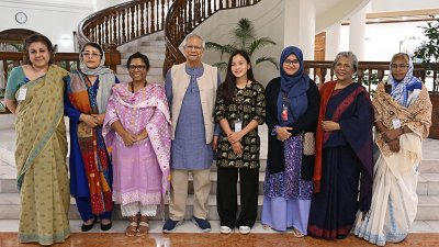 প্রধান উপদেষ্টার সঙ্গে রোকেয়া পদকজয়ীরা